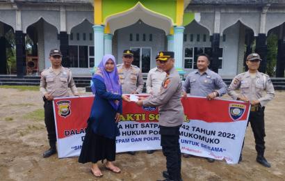 HUT Satpam 42, Polres Mukomuko dan Satpam Salurkan Bantuan Sosial