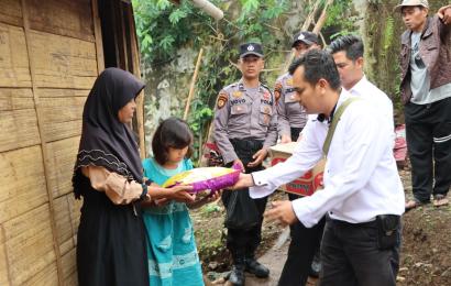 Peduli Sesama, Polres Kepahiang Bantu Warga Kurang Mampu