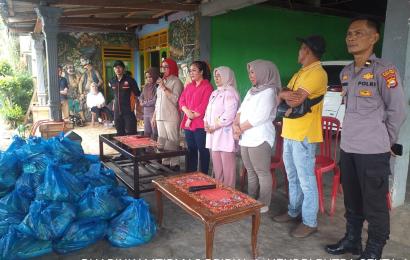 Polsek Talang Empat Polres Benteng Polda Bengkulu Salurkan Puluhan Bantuan Paket Sembako Kepada Warga Terdampak Banjir