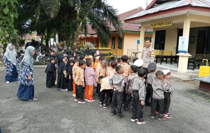 Belasan Siswa TK Darul Amal Kunjungi Polsek Pondok Suguh