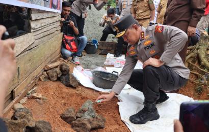 Tandai Program Bedah Rumah, Kapolda Bengkulu Letakkan Batu Pertama