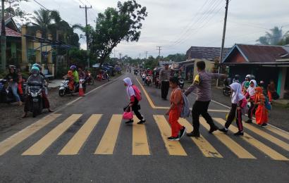 Pelayanan Anggota Sebrangkan Anak Sekolah