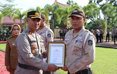 Polres Mukomuko Berikan Piagam Penghargaan Kepada Satpam Berprestasi