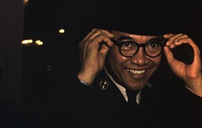 Soekarno Presiden pertama Indonesia di Jakarta, saat para fotografer meminta waktu untuk memfotonya Presiden Sukarno tersenyum, dengan mengenakan seragam dan topi, sepatu juga kacamata hitam yang menjadi ciri khasnya. Sejarah mencatat sedikitnya Tujuh Kali Soekarno luput, Lolos, Dan terhindar dari kematian akibat ancaman fisik secara langsung, hal yang paling menggemparkan adalah ketika Soekarno melakukan sholat Idhul Adha bersama, tiba tiba seseorang mengeluarkan pistol untuk menembaknya dari jarak dekat, 