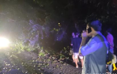 Personel Polsek Kota Manna Evakuasi Pohon Tumbang di Jalan Lintas Manna - Pagar Alam