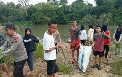 Personel Polsek Kotapadang dan Muda Mudi Bersihkan Sampah Sungai