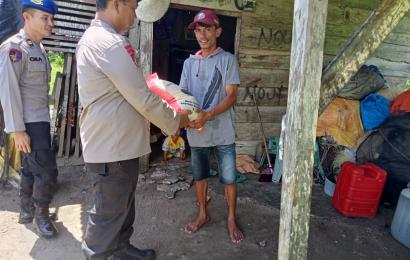 Polairud Polda Bengkulu Bagikan Sembako kepada Masyarakat Pesisir 
