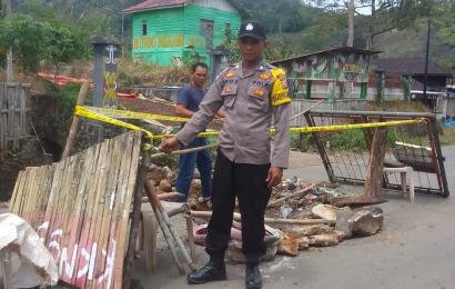 Bhabinkamtibmas Polsek Rimbo Pengadang Monitoring Tanah Amblas dan Sampaikan Imbauan