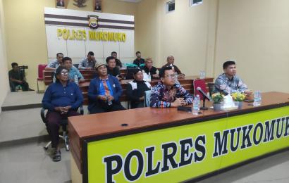 Kapolres Mukomuko Nobar Virtual Wayang Kulit Lakon Wahyu Makutharama 