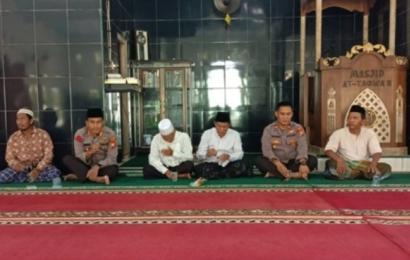 Usai Salat Jumat Bareng Masyarakat, Ini Yang Disampaikan Kapolres Kaur