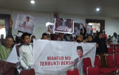 Pendukung Menko Polhukam Mahfud MD dari berbagai elemen mahasiswa dan lintas pemuda aktivis Nahdlatul Ulama (NU) di arena Musyawarah Rakyat (Musra) ke-XVII Jawa Tengah yang digelar di Balairung Astina Hall, di Hotel UTC Semarang, Jawa Tengah, Minggu (4/2). (Foto: Istimewa)