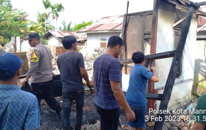 Bhabinkamtibmas Polsek Kota Manna Bantu Bersihkan Puing-Puing Rumah Warga Bekas Kebakaran