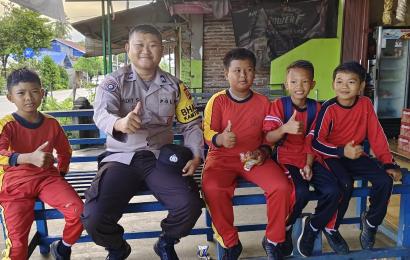 Bhabinkamtibmas Polsek Manna Kenalkan Profil Polisi ke Anak-anak SD