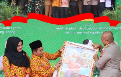 Pisah Sambut Kepala Kemenag, Kapolres RL Berikan Kenang-Kenangan Kepada Nopian Gustari