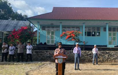 Kapolsek Sindang Kelingi Jadi Pembina Upacara di SMAN 9 Rejang Lebong
