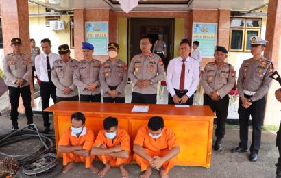 Terduga pelaku dan barang bukti