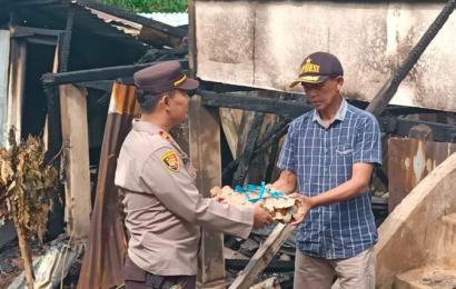 Wujud Kepedulian, Polsek Tebat Karai Bantu Warga Terkena Musibah Kebakaran