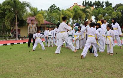 Kapolres Mukomuko Berikan Reward, Semangat, dan Motivasi Kepada Puluhan Murid Dojo Polres Mukomuko.
