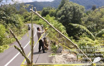 Jalan Amblas di Lebong, Bhabinkamtibmas dan Warga Pasang Pagar dan Garis Polisi