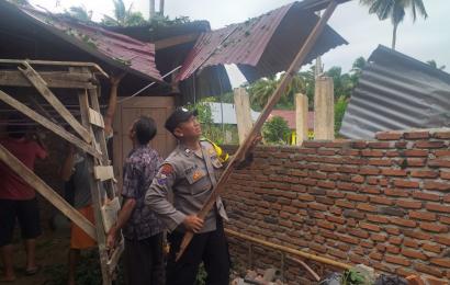 Bhabinkamtibmas Polres Kaur  Bersama Warga Evakuasi Rumah Warga Tertimpa Pohon
