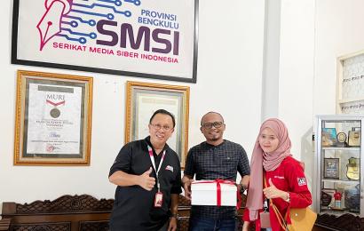 Indosat Bengkulu Beri Kue Ultah HPN ke SMSI 