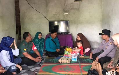 Kapolsek Lebong Tengah Hadiri Sosialisasi Tekan Angka Stunting dan Kemiskinan Ekstrim di Desa Tanjung Bunga II