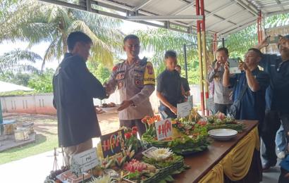 Beri Selamat HPN, Kapolres Kaur Beri Kejutan Nasi Tumpeng