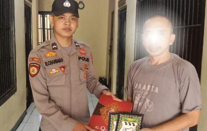 Warga Binaan Polres Mukomuko Mendapat Al-Quran Dari Kapolres 