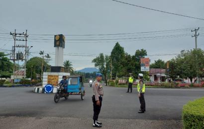 Anggota SiPropam Polres Bengkulu Utara Polda Bengkulu melaksanakan pengawasan dan pengecekan anggota yg melaksanakan Commander Wish di seputaran kota Argamakmur 