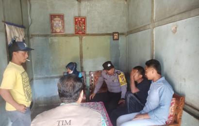ODGJ Mengamuk, Bhabinkamtibmas Polsek Kepahiang Turun Tangan Membantu