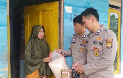 Polres Mukomuko Salurkan 10 Paket Sembako Kepada 10 KK