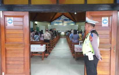 Rutin! Polres Bengkulu Tengah Laksanakan Pam Gereja Setiap Minggunya