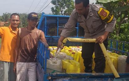 Jalin Keakraban, Bhabinkamtibmas Polsek Kotapadang Ikut Kegiatan Penyaluran Air Bersih Kerumah Warga