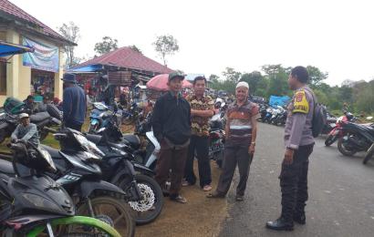 Sambangi Pasar, Bhabinkamtibmas Polsek Karang Tinggi Beri Rasa Aman