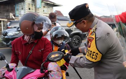 Polres Rejang Lebong Bagikan Coklat dan Bunga Untuk Warga Patuh Lantas