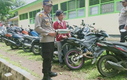 Polsek Kerkap Berburu Knalpot Brong di Sekolah, 13 Sepeda Motor Dipaksa Ganti Standar