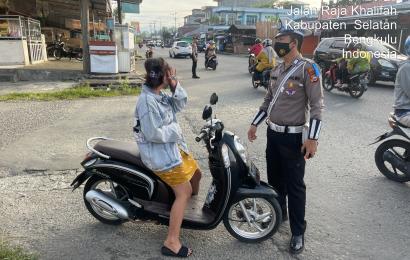 Satlantas Polres Bengkulu Selatan Tegur Humanis Warga Melanggar 