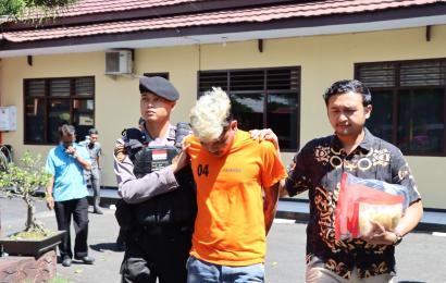 Terduga pelaku digiring petugas