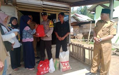 Bhabinkamtibmas Dampingi Penyaluran Bansos di Kecamatan Bermani Ulu Rejang Lebong