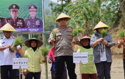 Kapolres Lebong Hadiri Launching Tanam Pertanian di Desa Embong