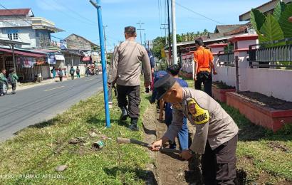 Sinergi Dengan Warga, Bhabinkamtibmas Polsek Kaur Selatan Ikuti Kerja Bakti