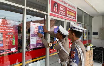 Satlantas Polres Lebong Pasang Stiker di Alfamart Larangan Balap Liar dan Knalpot Brong