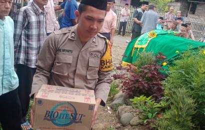 Bhabinkamtibmas Polsek Lebong Selatan Sambang ke Rumah Duka Warga Meninggal Dunia