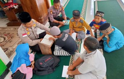 Kunjungi Masjid, Kapolsek Enggano Ajari Anak-Anak Mengaji