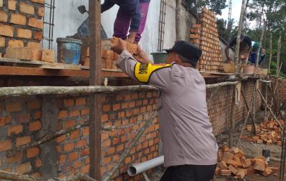 Sambang Desa, Bhabinkamtibmas Bantu Warga Rehab Rumah