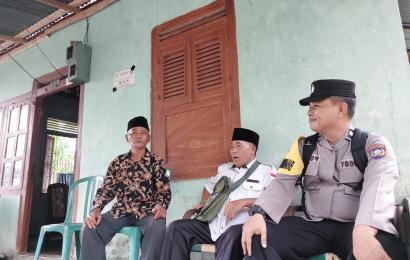 Pantau Perkembangan Situasi Kamtibmas, Bhabinkamtibmas Polsek Pino Sambang Dialogis