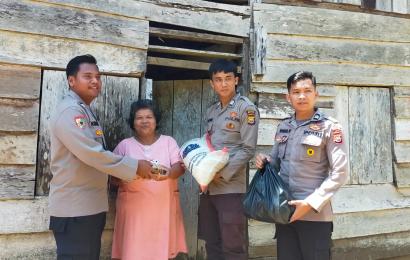 Polres Mukomuko Salurkan 17 Paket Bansos ke Warga Warga Kurang Mampu