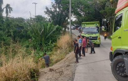 Personel Polsek Batik Nau Membantu Mengevakuasi Korban Laka dari Jurang