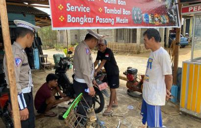 Satlantas Polres Lebong Pasang Stiker Imbauan di Bengkel