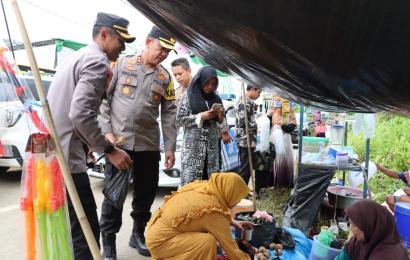 Cek Harga Sembako, Kapolres Lebong dan Wakapolres Turun Langsung ke Pasar Tradisional